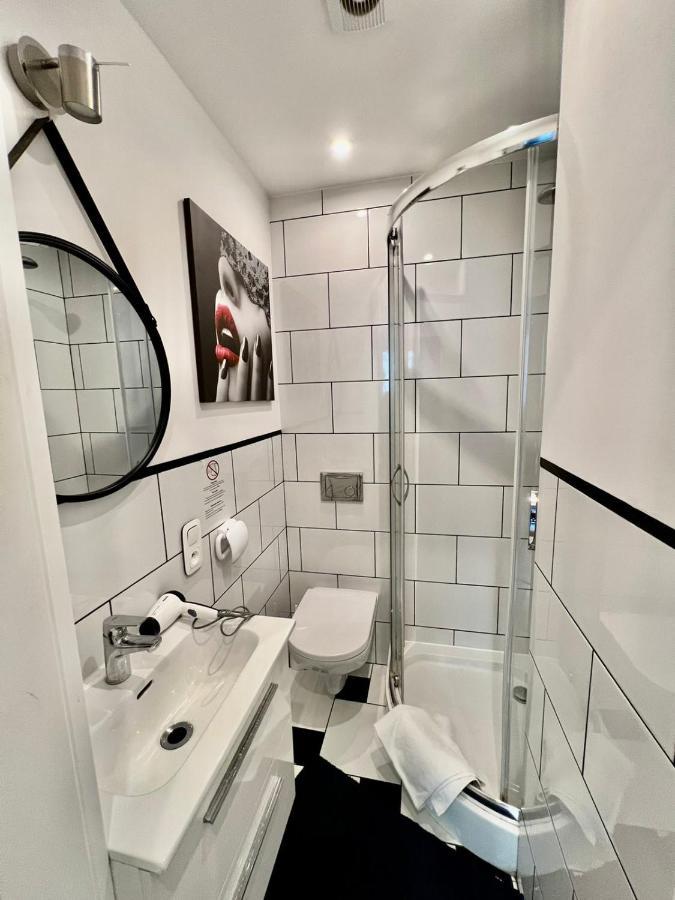 Unit Rooms Warszawa By Metro Rondo Onz Short Rent Idealne Pokoje Na Nocleg W Warszawie Екстериор снимка