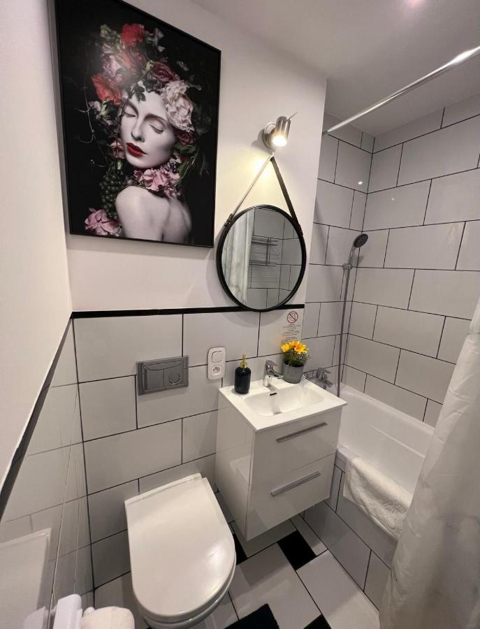 Unit Rooms Warszawa By Metro Rondo Onz Short Rent Idealne Pokoje Na Nocleg W Warszawie Екстериор снимка